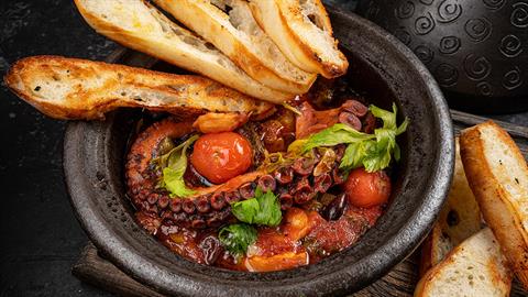 Χταπόδι στιφάδο: η… γιαγιαδίστικη συνταγή που ξετρελαίνει τους πάντες!