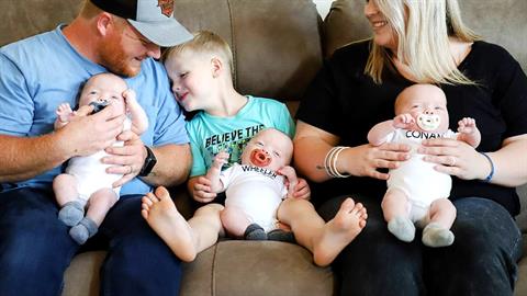 Πήγαιναν για το δεύτερο παιδί και βρέθηκαν με...3δυμα αγόρια!