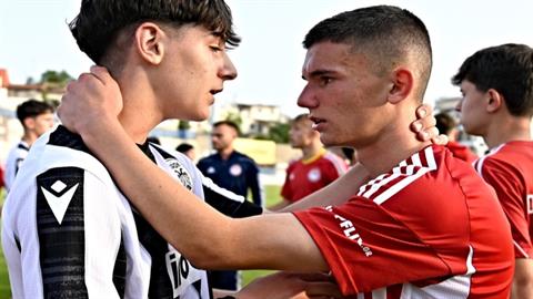 Μαθητές που έπαιξαν σε αντίπαλες ομάδες σε τελικό, συγχαίρουν ο ένας τον άλλον