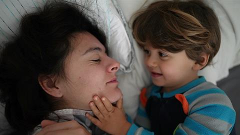 «Κάθε πρωί θέλω να κοιμηθώ 5 λεπτά ακόμα, αλλά τα μωρά μου με έχουν ανάγκη»