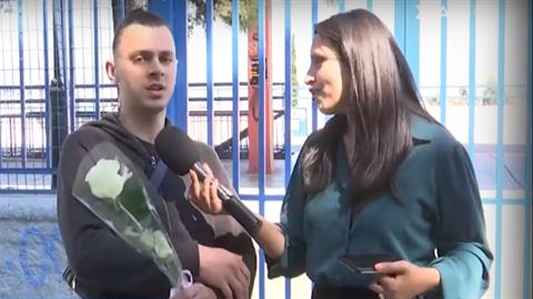 Πανελλήνιες 2024: περίμενε την κοπέλα του έξω από το σχολείο με ένα τριαντάφυλλο