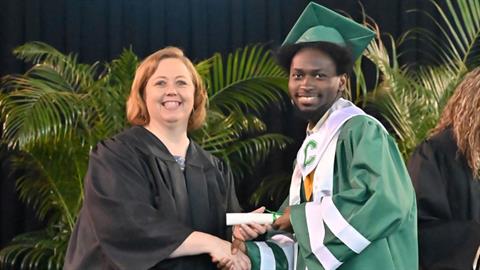 Ορφανό αγοράκι που μεγάλωσε σε δομή αστέγων, τελείωσε το λύκειο με άριστα