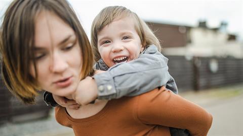 Στην αδερφή μου που με μεγάλωσε κι ας ήταν παιδί η ίδια!