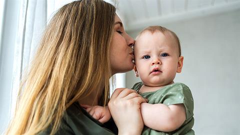 «Το να ανησυχείς για το αν θα είσαι τέλεια θα σε αποτρέψει από το να είσαι καλή μαμά»
