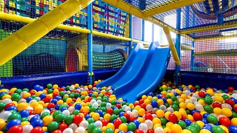 Στο νοσοκομείο 3 παιδιά που τραυματίστηκαν σε παιδότοπο στο Κορωπί