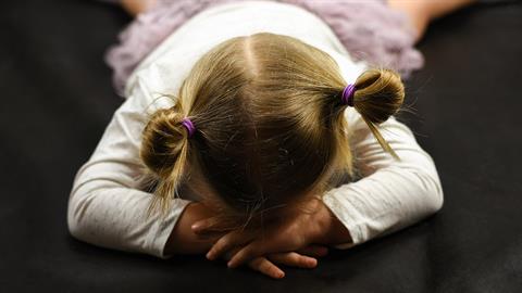 Από τότε που η 2χρονη κόρη μας απέκτησε αδερφάκι, έγινε αντιδραστική και ανυπάκουη