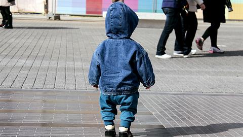 20χρονος φοιτητής έσωσε νήπιο που περιπλανιόταν μόνο του στους δρόμους