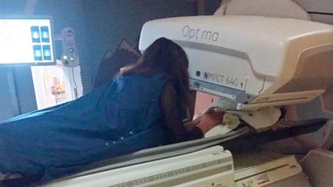 Ακτινολόγος στο «Ελπίδα» μπήκε αγκαλιά με εγκαταλελειμμένο βρέφος στον αξονικό τομογράφο