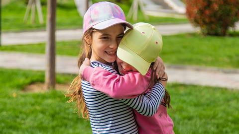 Έπιασα την 11χρονη κόρη μου να φιλιέται με ένα άλλο κοριτσάκι στο στόμα. Τι να κάνω;