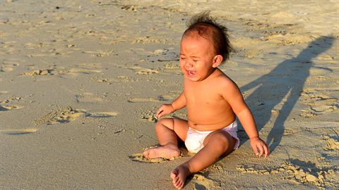 Άφησαν το μωρό τους ολομόναχο στην παραλία και πήγαν... βαρκάδα! 