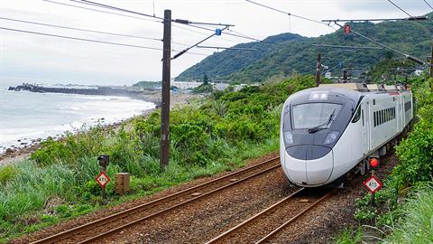 Οδηγός έσωσε ηλικιωμένο που έπεσε στις γραμμές του τρένου... στο παραπέντε! 