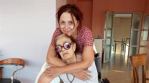 Ε. Ράντου για τη μαμά της που έχει άνοια: «όταν φύγει από τη ζωή, μπορεί και να υπάρχει φρικτή λύτρωση»