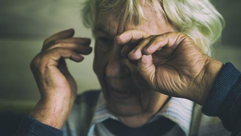 Κλείδωσε στο αυτοκίνητο την 92χρονη μητέρα του που πάσχει από άνοια και έφυγε