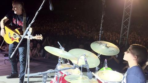 Ο 11χρονος Δημήτρης έπαιξε ντραμς σε συναυλία των Πυξ Λαξ και αποθεώθηκε!