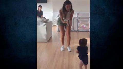Συγκίνηση για τη Μ. Μενούνος: η 13 μηνών κόρη της έκανε τα πρώτα της βήματα! 