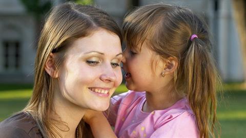 Ενεργητική ακρόαση και ανοιχτή επικοινωνία: ο σίγουρος τρόπος για να έχεις καλή σχέση με το παιδί σου 