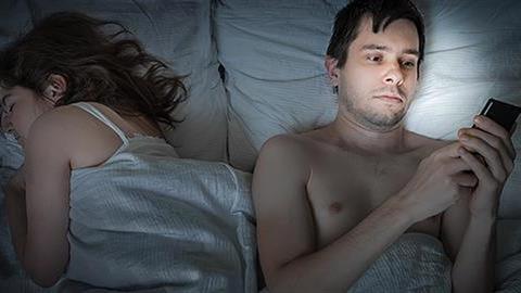 Ανακάλυψα ερωτικά μηνύματα του άντρα μου με συγγενή μας. Τι να κάνω;