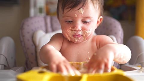 Τι είναι η μέθοδος BLW που εφαρμόζουν όλες οι νέες μαμάδες στη διατροφή των βρεφών; 