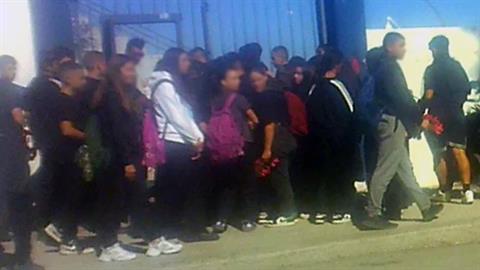 Συγκίνηση στο Ναύπλιο: μαθητές αποτίουν φόρο τιμής στον 14χρονο Άγγελο που έπεσε από κερκίδες γηπέδου