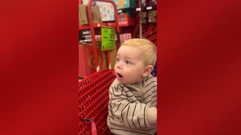 Νηπιάκι μπάινει σε κατάστημα με χριστουγεννιάτικα και... τα θέλει όλα! 