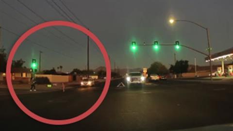 Αγοράκι 2,5 ετών το έσκασε από το σπίτι και περιπλανιόταν μόνο του σε λεωφόρο! 