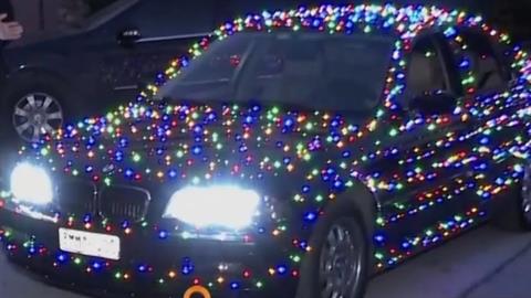  Στόλισε το αυτοκίνητό του με 1.780 λαμπάκια για τα Χριστούγεννα - του πήρε 8 ώρες!