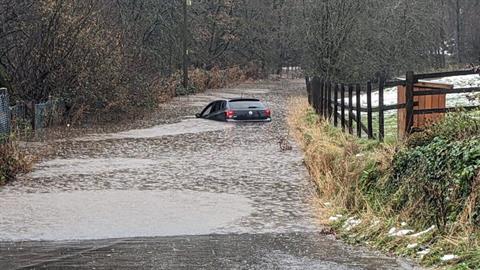 Μπαμπάς ήρωας που δεν ήξερε κολύμπι, βούτηξε στα βαθιά νερά για να σώσει τον γιο του! 