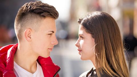  Ο πρώτος σου έρωτας, αν και δεν είναι παντοτινός, σου μαθαίνει αυτά τα 5 πράγματα