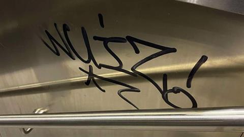 Συνελήφθη 19χρονος που έβαψε με σπρέι το καινούριο μετρό της Θεσσαλονίκης 