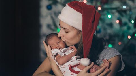 Νέα μαμά: κάνε της το τέλειο χριστουγεννιάτικο δώρο, χωρίς να «φας» όλη μέρα στα μαγαζιά