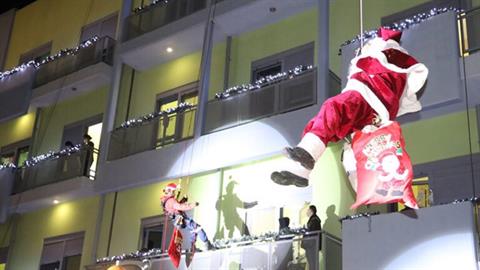 Πυροσβέστες ντύθηκαν Άγιοι Βασίληδες και μοίρασαν δώρα σε παιδιά με καρκίνο