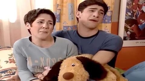 «Από κόρη σε μαμά»: Η Αφροδίτη του «Άκρως Οικογενειακόν» παίζει σε διαφήμιση 23 χρόνια μετά