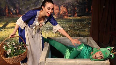 Έρχεται η παράσταση «Ο ΒΑΣΙΛΙΑΣ ΒΑΤΡΑΧΟΣ» των αδελφών Γκριμ - με δωρεάν αποκριάτικο πάρτι