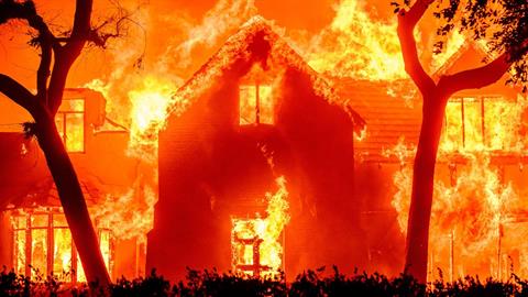 «Είναι σα να έπεσε ατομική βόμβα»: οι Έλληνες του Λος Άντζελες μιλούν για τον πύρινο εφιάλτη 