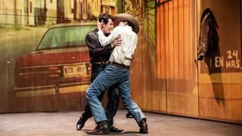 Η παράσταση Brokeback Mountain σε σκηνοθεσία Κωνσταντίνου Ρήγου, στο θέατρο Κνωσός