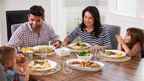 Μην το υποτιμάς το κυριακάτικο τραπέζι: 5 λόγοι να τρώει η οικογένεια μαζί
