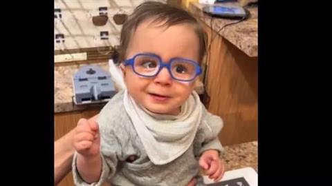 Μωράκι βλέπει για 1η φορά καθαρά τον μπαμπά του: το πιο συγκινητικό βίντεο!