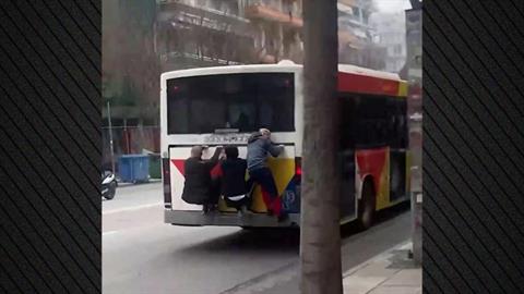 Νεαροί κρεμάστηκαν από κινούμενο λεωφορείο - ανεβοκατέβαιναν για πλάκα!