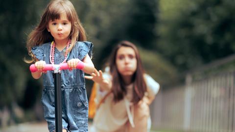 Υπερ-γονεϊσμός: τι είναι και γιατί κάνει κακό στα παιδιά