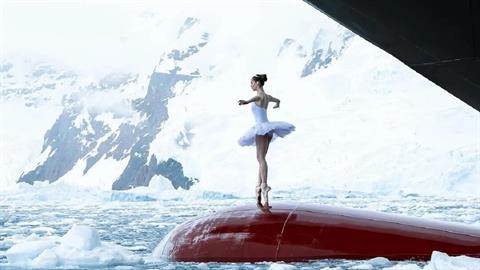 Μπαλαρίνα χορεύει στους πάγους της Ανταρκτικής και το θέαμα είναι μαγευτικό! 