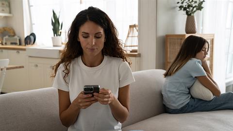 Ξεκόλλα από το κινητό, κάνεις κακό στη σχέση σου με το παιδί