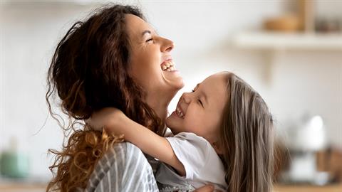 10 σκέψεις που περνάνε από το μυαλό σου όταν κοιτάς το μωρό σου και… δεν είναι πια μωρό