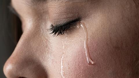 Όταν κάποιος ξέρει ότι σου φέρθηκε άσχημα, σε αποφεύγει σαν να φταις εσύ