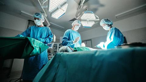 Γιατρός δεν άφηνε τη γυναίκα του να κάνει εγχείρηση επειδή ήταν Ιεχωβάς