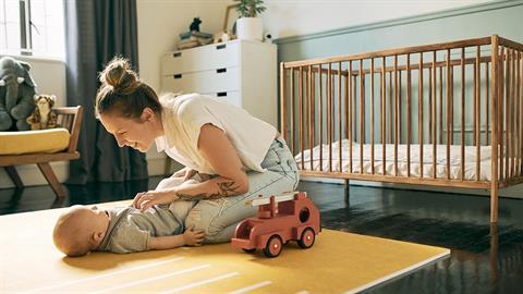 Γιατί όλο και περισσότερες μαμάδες μένουν σπίτι με τα παιδιά;