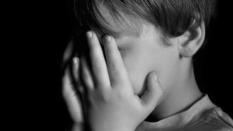 Αλιβέρι: 10χρονος αποκάλυψε σε σχολική έκθεση ότι τον κακοποιούν οι γονείς του