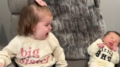 Νηπιάκι συνειδητοποιεί ότι δεν είναι πια μοναχοπαίδι και... πλαντάζει στο κλάμα!