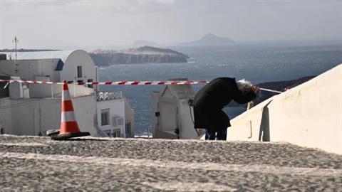 Ερήμωσε η Σαντορίνη: έγιναν 4 σεισμοί σε μισή ώρα - περιμένουν νέες κατολισθήσεις