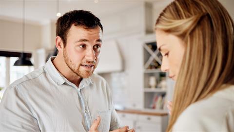 10 τρόποι για σωστή επικοινωνία με τον σύντροφό σου όταν έχεις βγει εκτός εαυτού