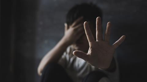 Πατέρας ασελγούσε στον 8χρονο γιο του - το παιδί ζωγράφισε τις πράξεις στο κέντρο λογοθεραπείας